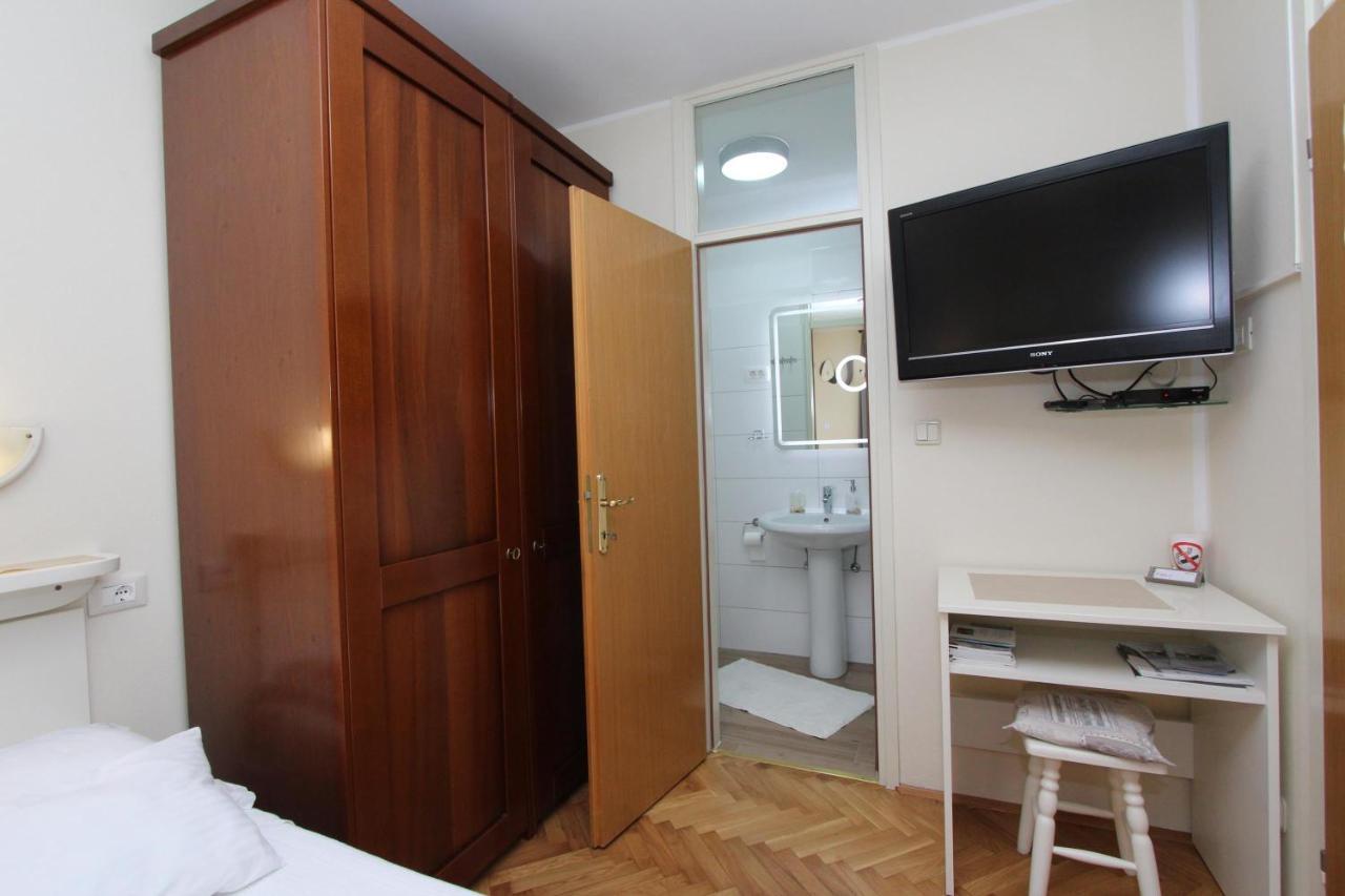 Room Roma Ровинь Экстерьер фото